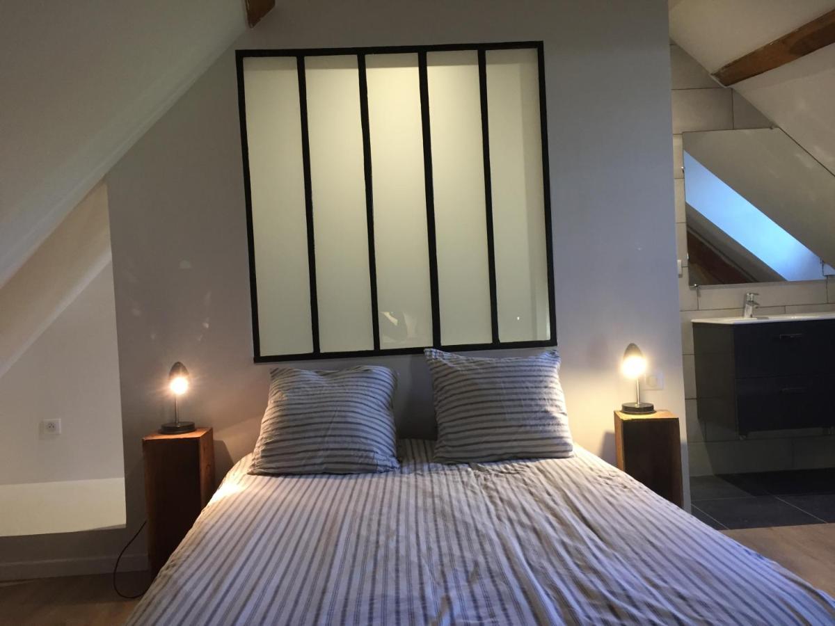 Le Vieux Saule Hotel Saints-en-Puisaye ภายนอก รูปภาพ